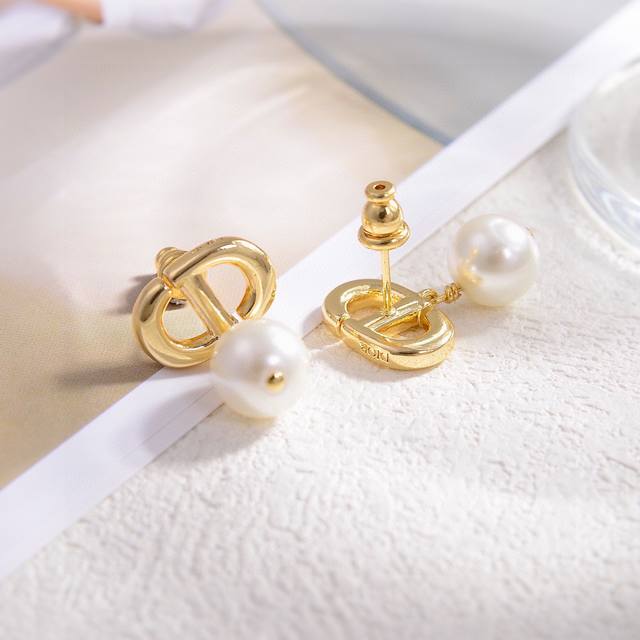 Dior's new collection, beloved by top tier brands, features letter CD earrings with a metallic texture that counterattacks the trend of letter fashion. It is fully capable of capturing the limelight for modern young people's street photography and va
