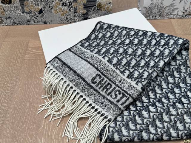 Paired with Dior Ruyi printed pure cashmere scarf, this high-quality and artistic scarf exudes a strong sense of luxury in capital letters. It doesn't take up space to carry and won't tire you out even after being surrounded for a long time. Don't ru