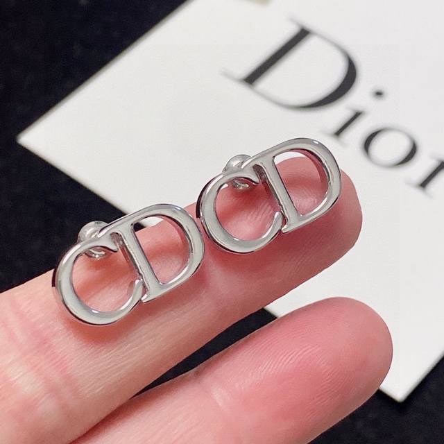 Dior's classic style, featuring numerous goddesses and the same Cd earrings, is simple yet elegant. The classic CD earrings showcase a unique urban style, showcasing uniqueness and nobility in every inch. Original brass 925 pure silver needle materia