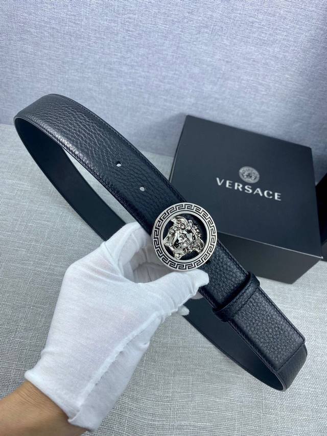 Width 4.0cm Versace Head Logo: The 3D hollowed out Medusa on the belt buckle gives this Palazzo belt a high level of recognition. Belt made of cowhide at the top layer