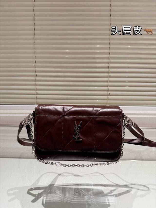 Top of the line original single head layered leather Ysl envelope bag is lazy, casual, and easy to carry, full of surprises on the back and body. A size of 23 16Cm