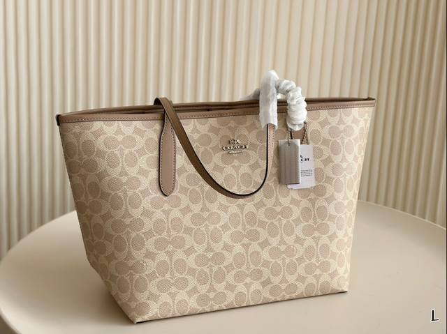 The latest shopping bags from Coach's OEM factory are shipped with top quality, shiny hardware logo, stir fried chicken fire, practical styles, versatile styles, lining logos, fashionable and versatile styles, super age reducing, and favorite items.