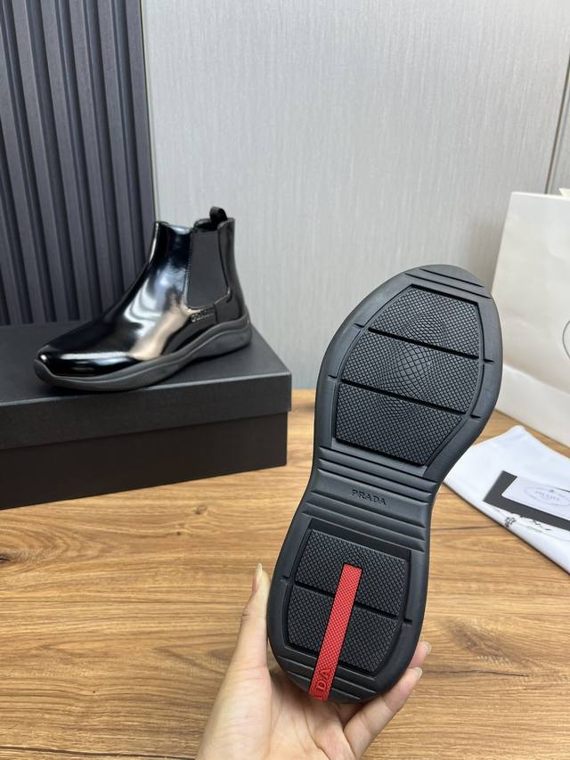 Factory Price Leather Prada * Men's Zhongbang Ankle Boots with Sleek Design, Short Boots Made in Dongguan Top Quality Goods. This leather boot is made of imported cowhide with open edges and shiny leather, with a simple and innovative style. The leat