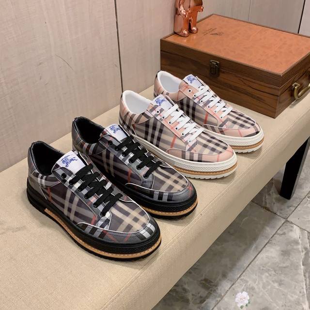 New: Factory price: Burberry's latest popular casual shoes, top brand luxury~purchasing agent, top quality~quality. The shoe upper is made of imported breathable cowhide with breathable sheepskin material, and the foot pads are finely crafted. Origin