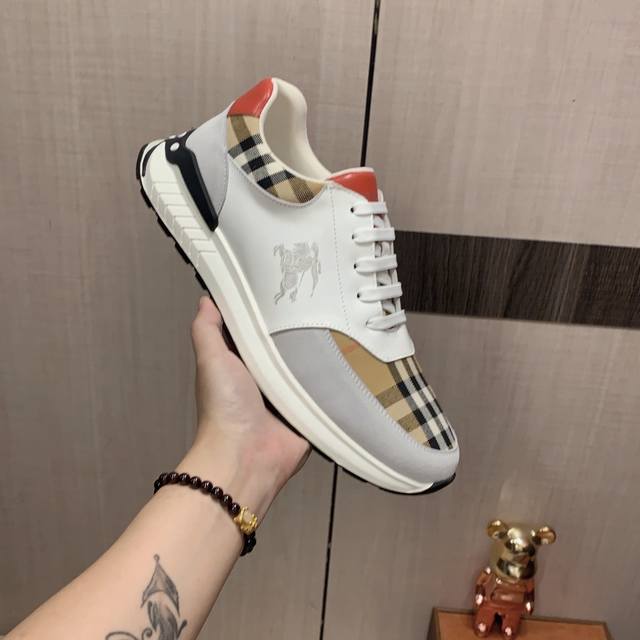 New: Factory price: Burberry's latest popular casual shoes, top brand luxury~purchasing agent, top quality~quality. The shoe upper is made of imported breathable cowhide with breathable sheepskin material, and the foot pads are finely crafted. Origin