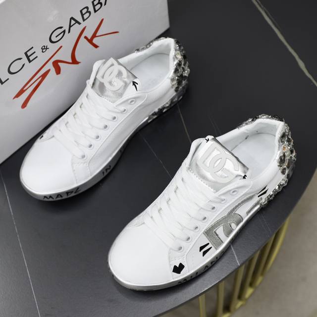 Official website synchronization, couple style DOLCE