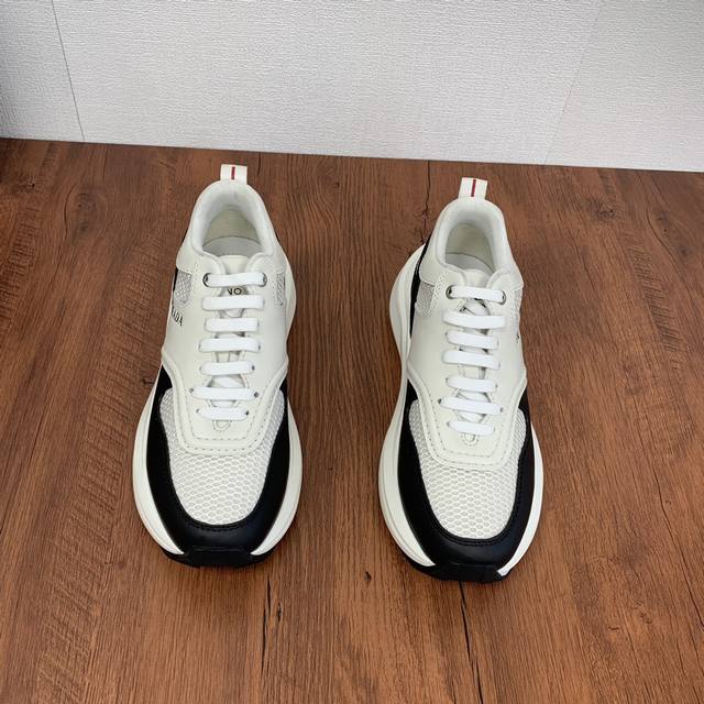 Prada men's leather mesh casual sports shoes are a hot commodity in Dongguan! Adopting imported calf leather splicing fabric mesh upper, geometric segmentation, precision manufacturing, uniform stitching, clear leather texture, fashionable and genero