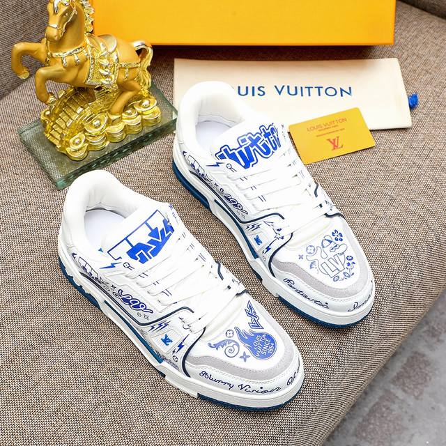 Top version LV Louis Vuitton casual sports shoes original 1:1 development replica!! The upper of the shoe is very comfortable and finely crafted. It is made of imported Italian top layer cowhide and the original brand mesh PU padding, providing a sup