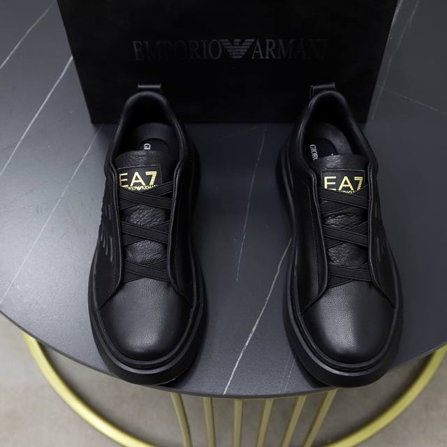Brand: Armani ARM NI Standard Code: 38-44 45 Customization Level: Same as on official website Material: Original cowhide fabric Comfortable cowhide lining Lightweight and wear-resistant outsole Style Category: Men's fashion casual shoes Running sport