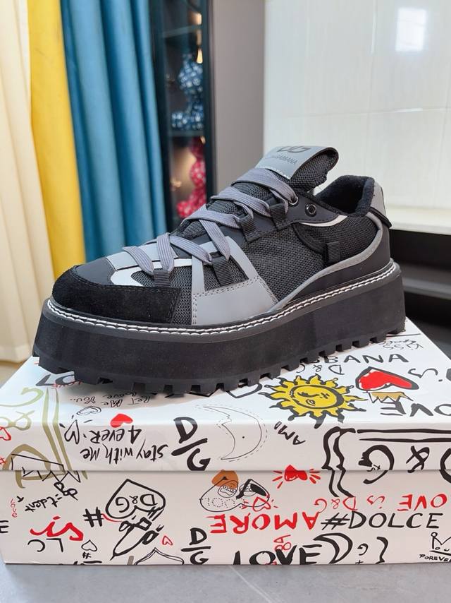 The original imported top layer cowhide and sheepskin lining of Dolce&Gabbana DG at factory price is lightweight, comfortable, versatile, and the original special outsole is highly favored by trendy men. The quality is exquisite and luxurious, exceed