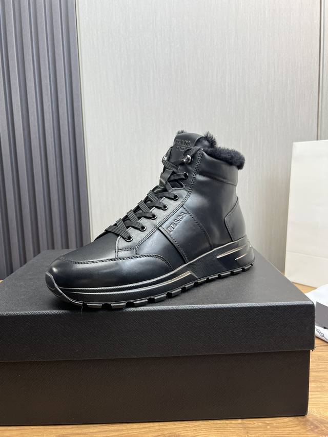 Factory price wool: Prada's new men's leather high top casual sports shoes adopt imported smooth calf leather shoes with delicate, soft and glossy leather texture, classic triangular enamel metal logo embellishment, side sports shoes with low top lac