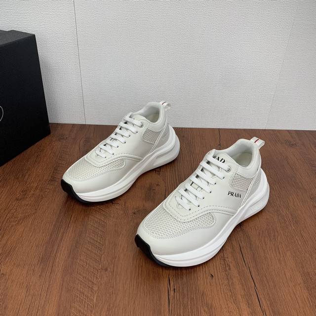 Prada men's leather mesh casual sports shoes are a hot commodity in Dongguan! Adopting imported calf leather splicing fabric mesh upper, geometric segmentation, precision manufacturing, uniform stitching, clear leather texture, fashionable and genero