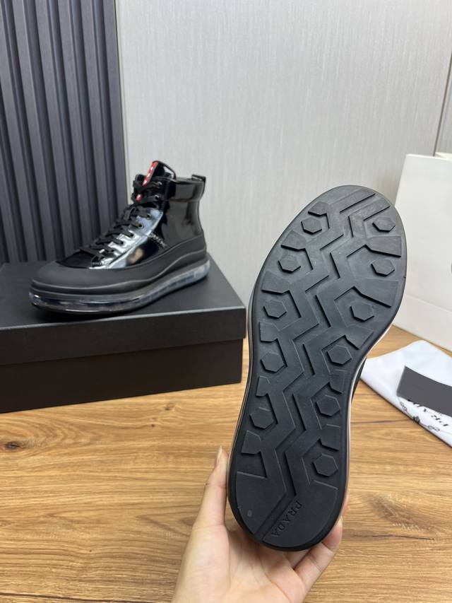 Factory price Prada leather, pure original leather cushion high top boots made of imported Napa cowhide with open edges and shiny leather, featuring classic red PRAD letter badges on the tongue, showcasing the brand's style. Geometric cutting