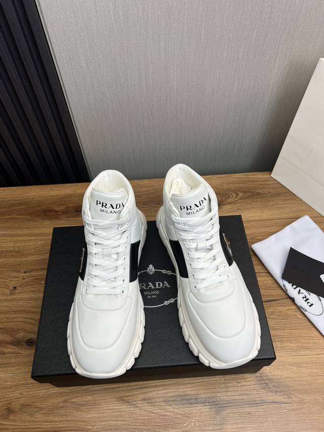 Factory price Prada new men's leather high top casual sports shoes adopt imported smooth calf leather upper with delicate, soft and glossy leather texture, classic triangular enamel metal logo embellishment, side sports shoes, low top lace up style f
