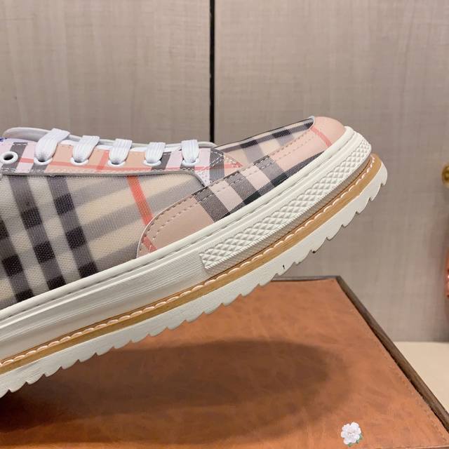 New: Factory price: Burberry's latest popular casual shoes, top brand luxury~purchasing agent, top quality~quality. The shoe upper is made of imported breathable cowhide with breathable sheepskin material, and the foot pads are finely crafted. Origin