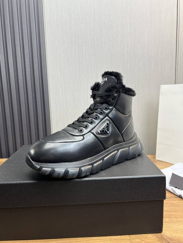 Factory price wool: Prada's new men's leather high top casual sports shoes adopt imported smooth calf leather shoes with delicate, soft and glossy leather texture, classic triangular enamel metal logo embellishment, side sports shoes with low top lac