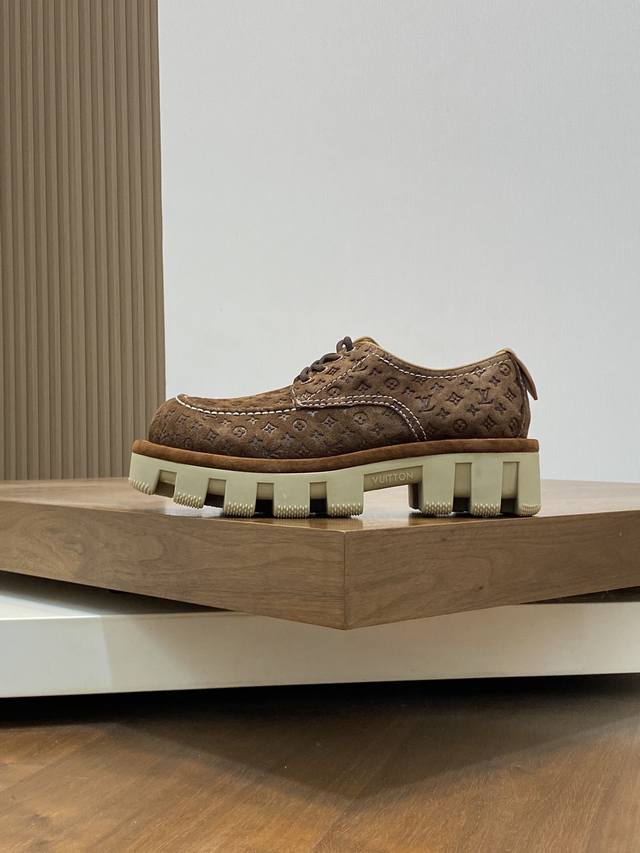 Louis Vuitton LV24 Autumn/Winter Retro Thick Bottom Collection loafers, cute and very youthful, look slim and straight when worn, simple and easy to match, super long legs, available in 6 colors, sizes 39-44 3