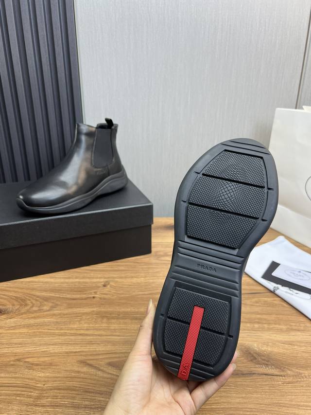 Factory Price: Prada * Men's Zhongbang Ankle Boots with Sleek Design, Short Boots Made in Dongguan Top Quality Goods. This leather boot is made of imported cowhide with open edges and shiny leather, with a simple and innovative style. The leather is 