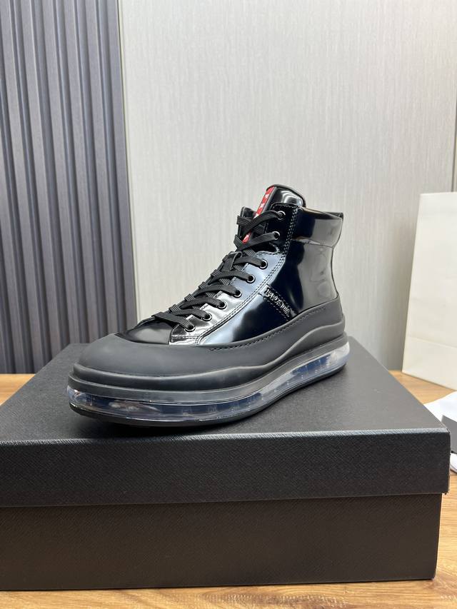 Factory price Prada leather, pure original leather cushion high top boots made of imported Napa cowhide with open edges and shiny leather, featuring classic red PRAD letter badges on the tongue, showcasing the brand's style. Geometric cutting