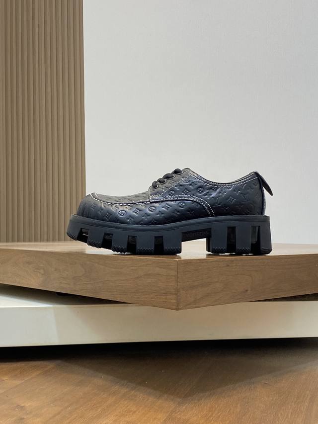 Louis Vuitton LV24 Autumn/Winter Retro Thick Bottom Collection loafers, cute and very youthful, look slim and straight when worn, simple and easy to match, super long legs, available in 6 colors, sizes 39-44 3