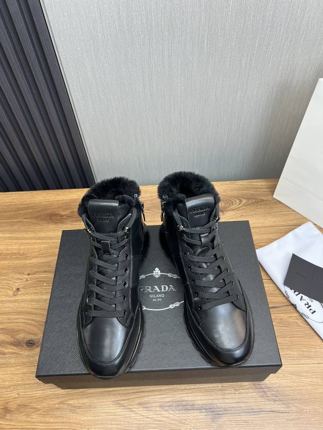 Factory price wool: Prada's new men's leather high top casual sports shoes adopt imported smooth calf leather shoes with delicate, soft and glossy leather texture, classic triangular enamel metal logo embellishment, side sports shoes with low top lac