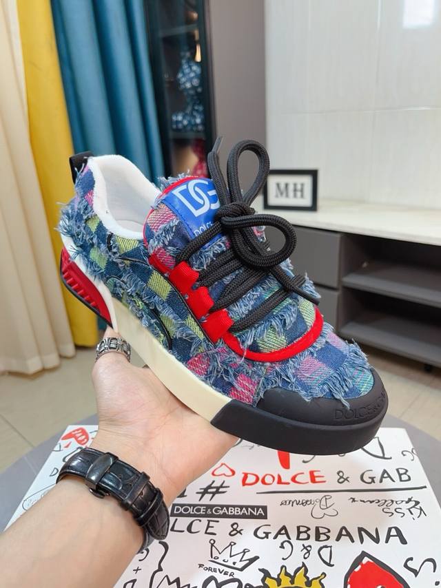 The original imported top layer cowhide and sheepskin lining of Dolce&Gabbana DG at factory price is lightweight, comfortable, versatile, and the original special outsole is highly favored by trendy men. The quality is exquisite and luxurious, exceed