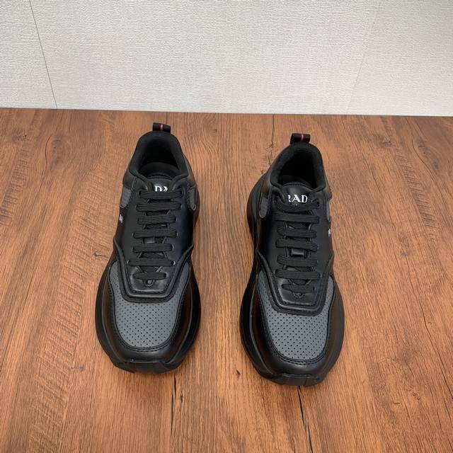 Prada men's leather casual sports shoes are a hot commodity in Dongguan! Using imported solid color calf leather with mesh cowhide upper, three-dimensional geometric segmentation, precision manufacturing, uniform stitching, clear leather texture, mul