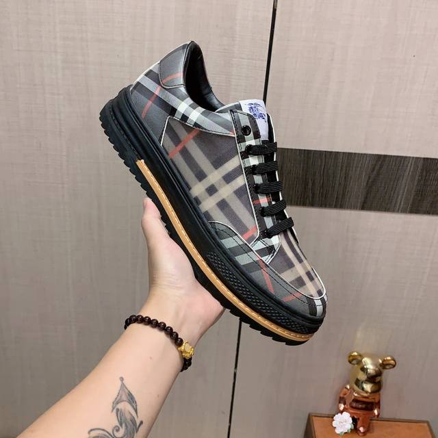 New: Factory price: Burberry's latest popular casual shoes, top brand luxury~purchasing agent, top quality~quality. The shoe upper is made of imported breathable cowhide with breathable sheepskin material, and the foot pads are finely crafted. Origin