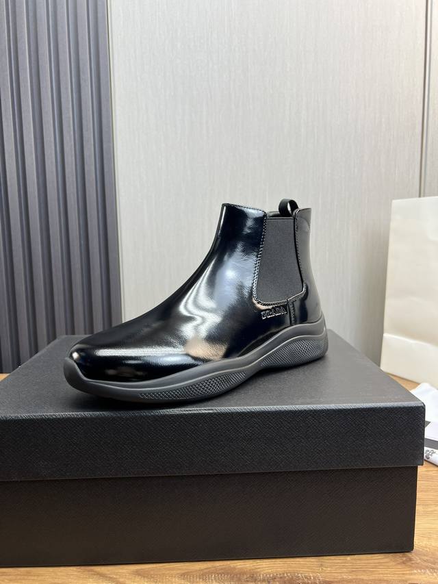 Factory Price Leather Prada * Men's Zhongbang Ankle Boots with Sleek Design, Short Boots Made in Dongguan Top Quality Goods. This leather boot is made of imported cowhide with open edges and shiny leather, with a simple and innovative style. The leat
