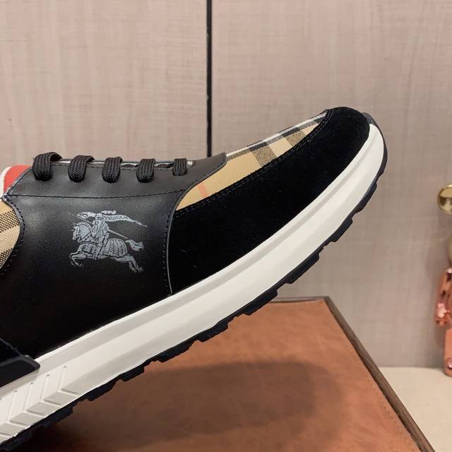 New: Factory price: Burberry's latest popular casual shoes, top brand luxury~purchasing agent, top quality~quality. The shoe upper is made of imported breathable cowhide with breathable sheepskin material, and the foot pads are finely crafted. Origin