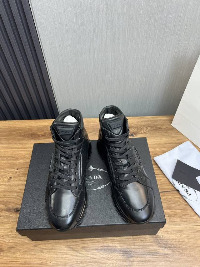 Factory price Prada new men's leather high top casual sports shoes adopt imported smooth calf leather upper with delicate, soft and glossy leather texture, classic triangular enamel metal logo embellishment, side sports shoes, low top lace up style f