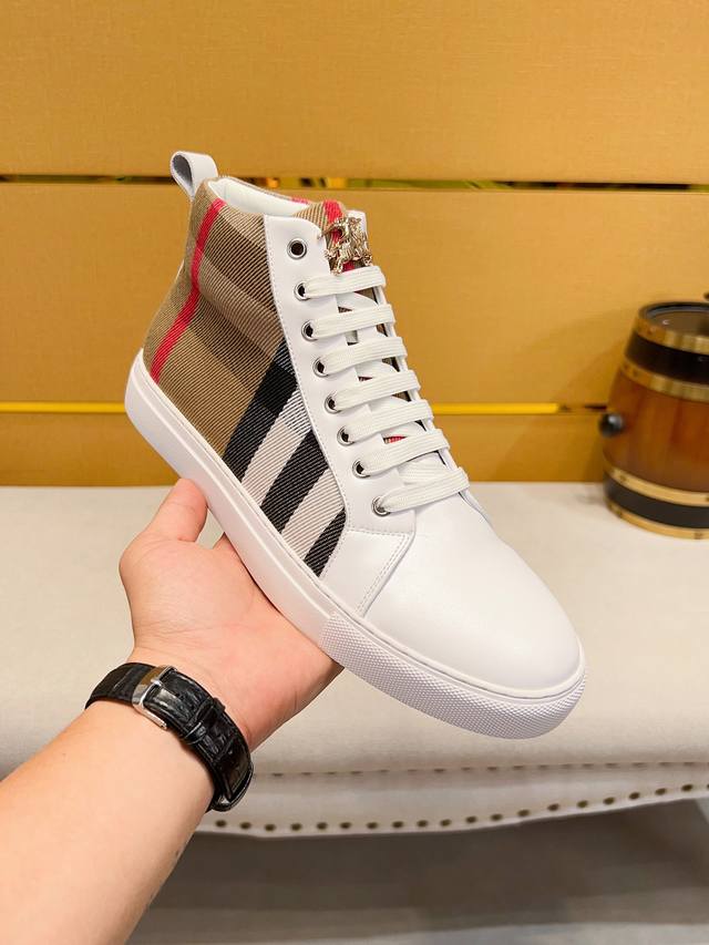 The new casual sports men's shoes from Velvet Carpi Burberry are designed in a fashionable Milan fashion with perfect workmanship. The original replica of the knight pattern is made of soft and comfortable cowhide material, and the warm fur lining is