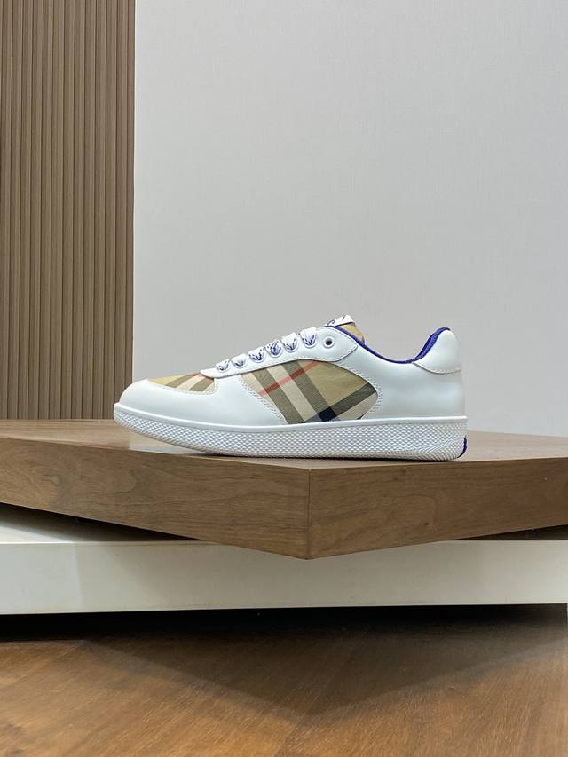 Burberry's new warhorse plaid casual sports shoes, brand new terrace casual sports shoes, Burberry's classic original super comfortable shoes, knight blue non slip sole, finally saw the latest diagonal plaid sports shoes. The color is really beautifu