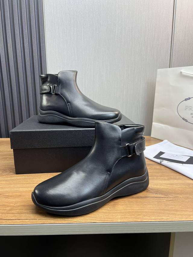Factory Price Leather Prada * Men's Zhongbang Ankle Boots with Sleek Design, Short Boots Made in Dongguan Top Quality Goods. This leather boot is made of imported cowhide with open edges and shiny leather, with a simple and innovative style. The leat