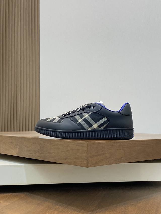 Burberry's new warhorse plaid casual sports shoes, brand new terrace casual sports shoes, Burberry's classic original super comfortable shoes, knight blue non slip sole, finally saw the latest diagonal plaid sports shoes. The color is really beautifu