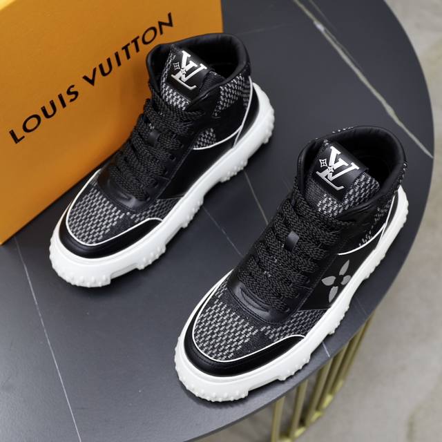 The official price of the new Louis Vuitton * L * V SPACE Lander casual shoes from LV is RMB. This casual shoe comes from the 2024 early autumn series and is made of Monoarm denim fabric. The official price of the new Louis Vuitton * L * V SPACE Land
