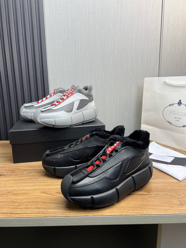 Factory price Prada * Prada men's casual lace up high top sports boots made in Dongguan, top of the line. Imported Napa cowhide upper with layered design and geometric lines, full of three-dimensional effect. Side decoration with PRAD *