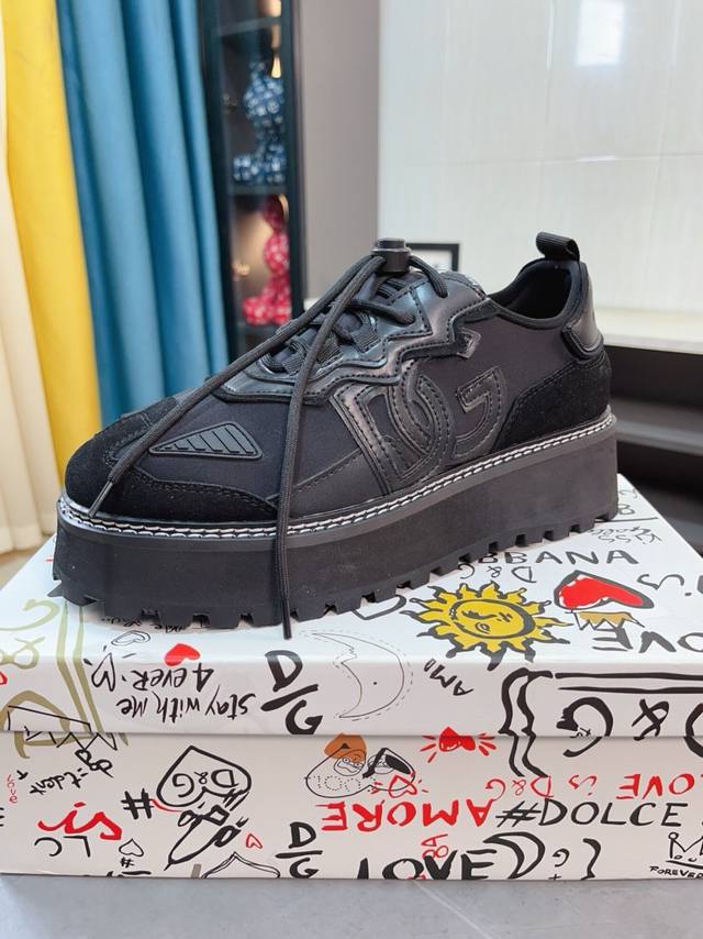 The original imported top layer cowhide and sheepskin lining of Dolce&Gabbana DG at factory price is lightweight, comfortable, versatile, and the original special outsole is highly favored by trendy men. The quality is exquisite and luxurious, exceed