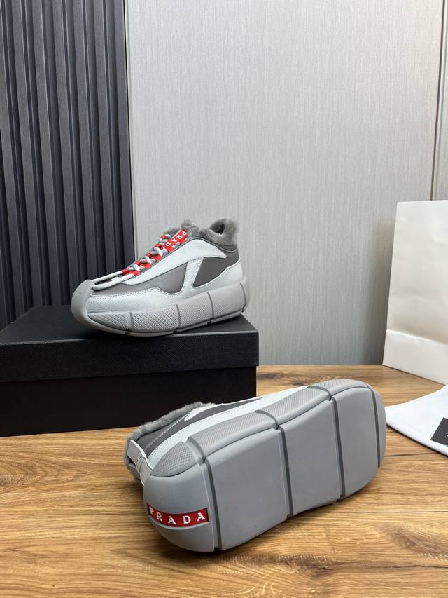 Factory price Prada * Prada men's casual lace up high top sports boots made in Dongguan, top of the line. Imported Napa cowhide upper with layered design and geometric lines, full of three-dimensional effect. Side decoration with PRAD *