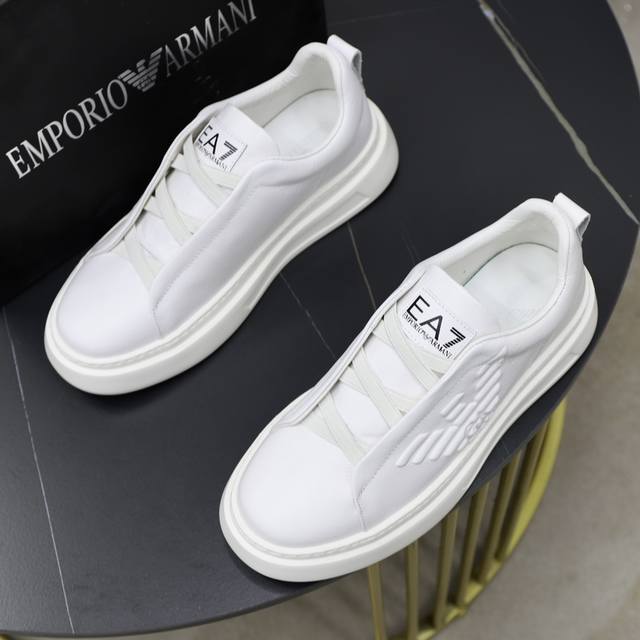 Brand: Armani ARM NI Standard Code: 38-44 45 Customization Level: Same as on official website Material: Original cowhide fabric Comfortable cowhide lining Lightweight and wear-resistant outsole Style Category: Men's fashion casual shoes Running sport