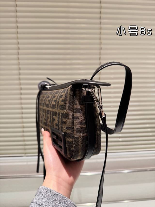 The folding box Fendi Hobo bag felt like it hit me at first glance. Plus, the medium size has a longer shoulder strap, which is very practical. The medium-sized one has two mobile phones, wallet, keys, sunglasses, lipstick and powder without pressure
