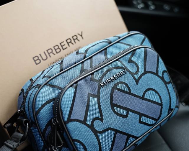 Burberry's official website synchronizes the high-end version of the single shoulder crossbody backpack, which is a classic and timeless work. The original single fabric material has a delicate feel, deep waterproof and wear-resistant. It is not a re