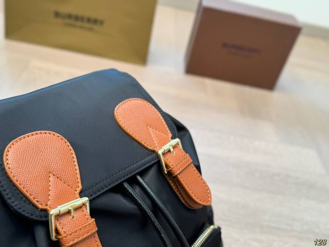Burberry backpack has temperament and a sense of luxury, suitable for both men and women for daily travel. Its capacity is also very easy to carry by hand. Size 28 31