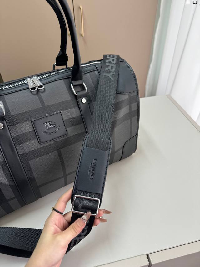 Burberry travel bag is a handsome and versatile travel bag with a classic design that is spacious and suitable for both men and women. It has a large Lj size of 45.18.26