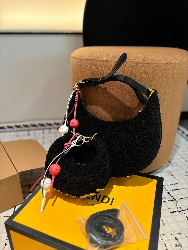 Large size 29.15.30 Small size 15.12.20 Fendi Origami tote bag is fashionable and easy to hold without looking old. It's great to match and has a high bonus for beautiful appearance and temperament. I love this composure so much: