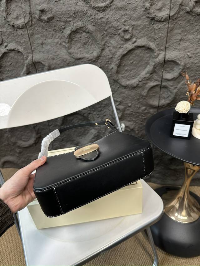 Paired with a folding box, Coach under the armpit amplifies the trick! The new Eliza series is really amazing! The minimalist design is truly eye-catching! The color is simple yet elegant, full of fashion sense, easy to match to create a sense of fas