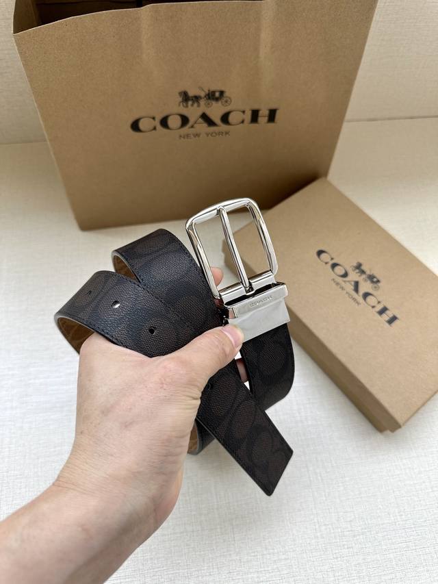 The 3.7cm wide COACH double-sided belt is made of black fabric with a classic logo buckle, and comes in two different appearances. Its fit can be personalized and can be cut with scissors. Trimmable double-sided: