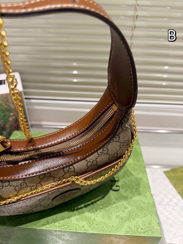 Leather version with mirror Gg Marmont half moon bag Guccimarmonto has released another half moon bag ◎ ° New to gg Marmont half moon bag store. Currently available in black and white: