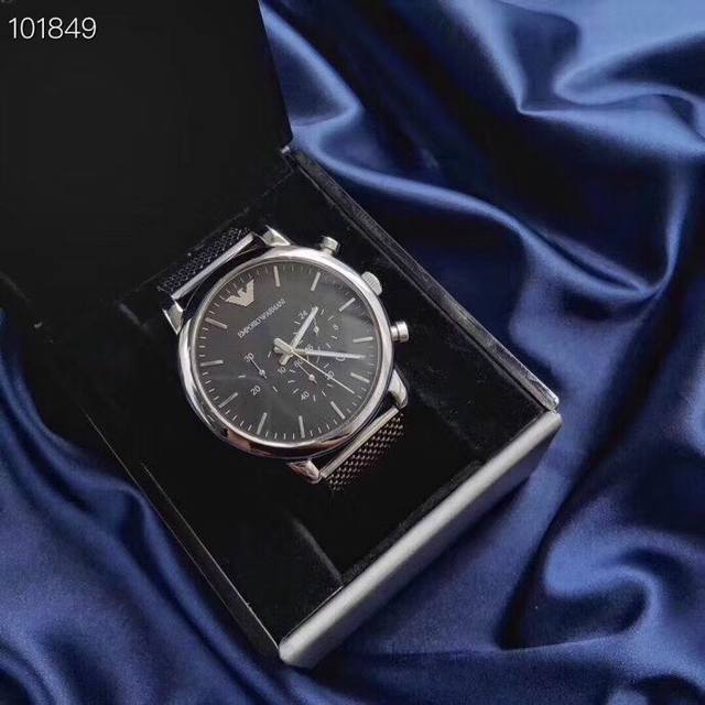 Armani's hottest piece of the year, ranked first on the Xiaohongshu chart, is a men's quartz watch model AR1979 with a calendar steel strap. The woven steel strap is perfect for business men and feels very comfortable to pick up. The three eyed dial