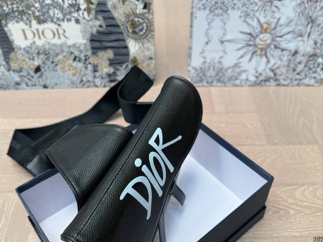 Dior saddle bag chest bag is super easy to match all year round and suitable for daily travel. It's a great choice for friends shopping. Size: 25 18: